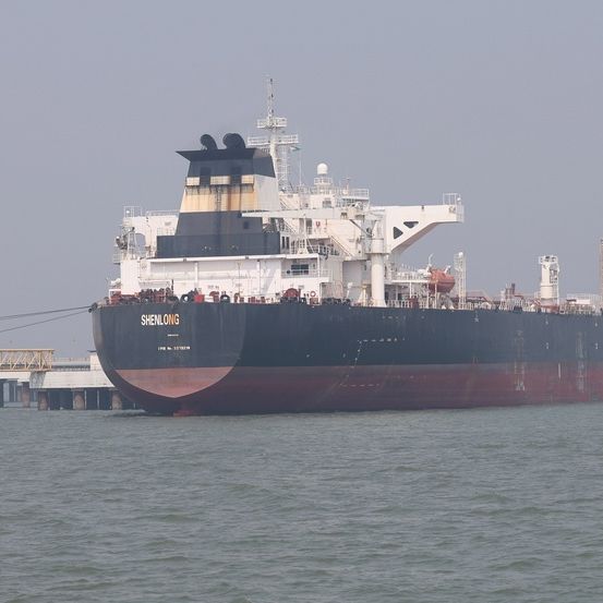 Βloomberg: Με μυστικούς κωδικούς και πληρωμές σε γουάν περνούν τα πλοία τα Στενά του Ορμούζ