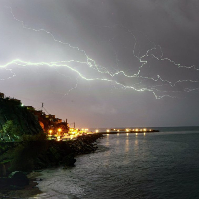 Έκτακτο δελτίο ΕΜΥ: Συνεχίζεται και την Παρασκευή το πέρασμα της κακοκαιρίας Erminio