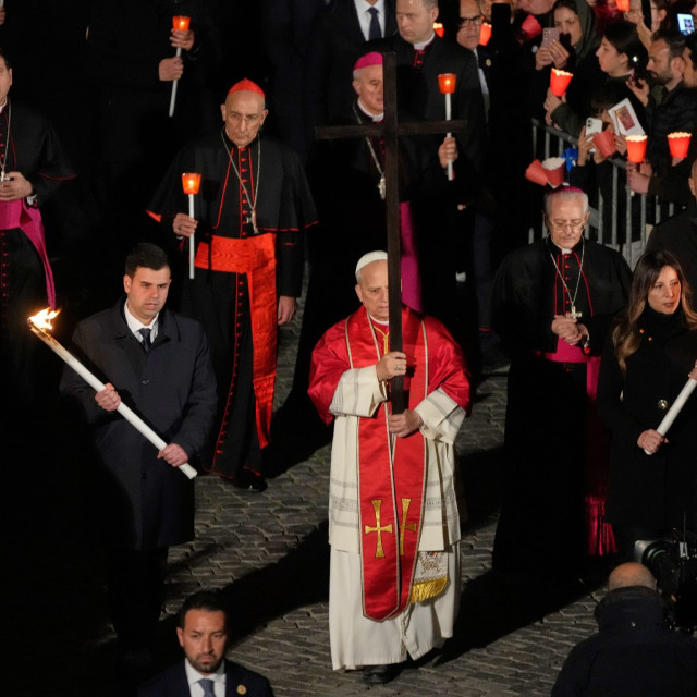 Ο πάπας Λέων σήκωσε τον Σταυρό τη Μεγάλη Παρασκευή των Καθολικών: «Θα λογοδοτήσετε ενώπιον του Θεού»