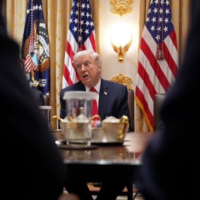 Τραμπ: Σκέφτεται να ανακατέψει την τράπουλα – Τα σενάρια για ανασχηματισμό