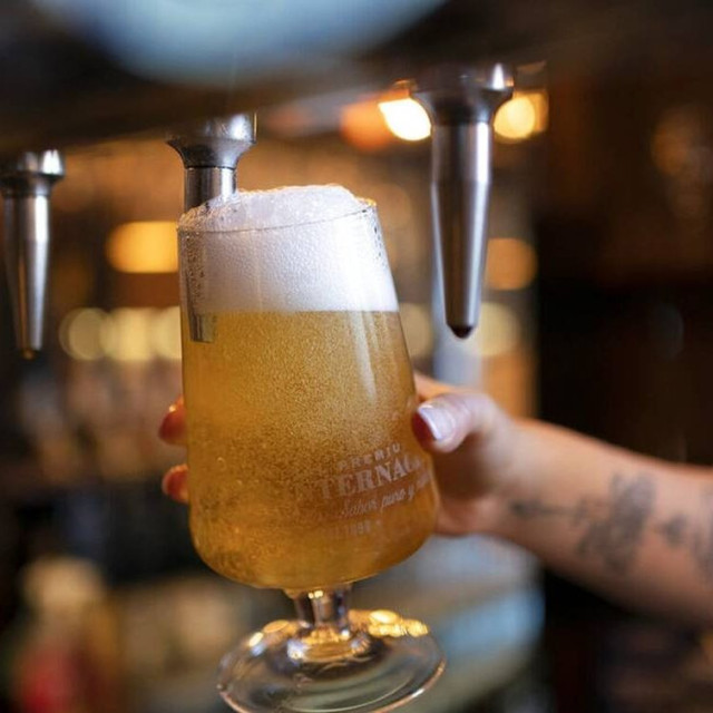 Πολυτέλεια η έξοδος «για μια μπύρα» στην Ελλάδα-  Βουτιά στην κατανάλωση παρά τα ρεκόρ στον τουρισμό