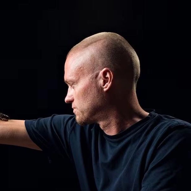 Άφηνε δηλητηριώδη φίδια να τον δαγκώνουν για 20 χρόνια: Σήμερα το αίμα του μπορεί να σώσει ζωές