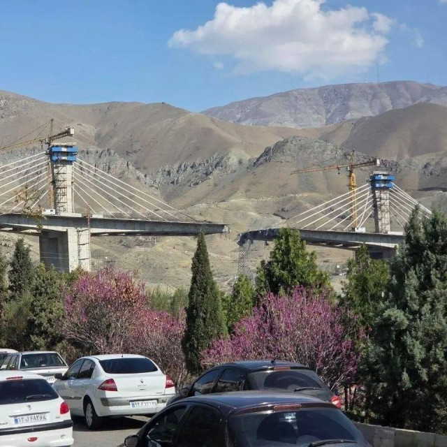 Ιράν: Τουλάχιστον 8 νεκροί και 95 τραυματίες από τον βομβαρδισμό γέφυρας δυτικά της Τεχεράνης