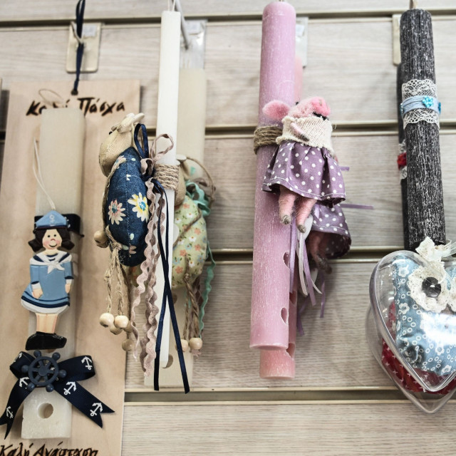 Πάσχα για λίγους: Ένα μεροκάματο η λαμπάδα για τους χαμηλόμισθους