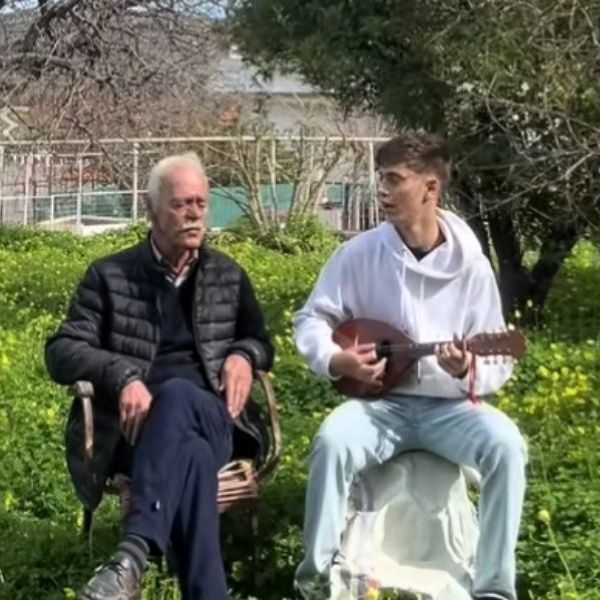 Το βίντεο που συγκίνησε: Παππούς και εγγονός τραγουδούν τον Ερωτόκριτο