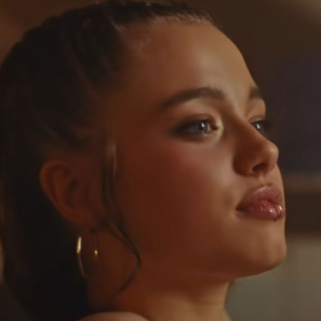 Η κόρη του Μπραντ Πιτ και της Αντζελίνα Τζολί έγινε viral - Εμφανίστηκε σε μουσικό βίντεο