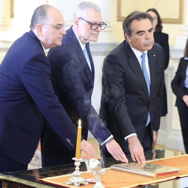 Η ορκωμοσία των νέων υπουργών στο Προεδρικό Μέγαρο