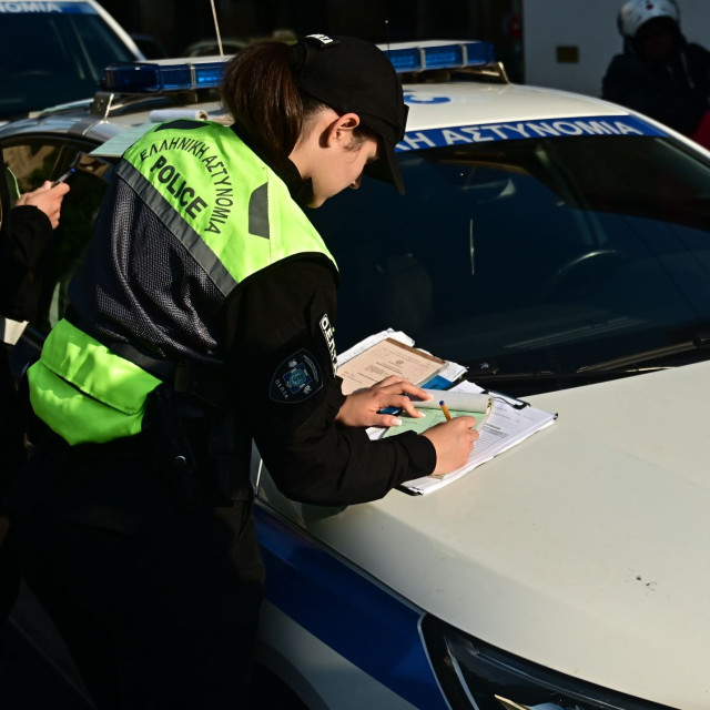 Σας πήρε η Τροχαία το δίπλωμα οδήγησης; Πώς μπορείτε να κινηθείτε νομικά