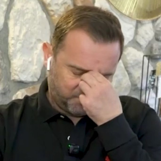 «Λύγισε» ο Νίκος Πλακιάς για τα κορίτσια του: «Πάντα αυτές οι θέσεις στο τραπέζι θα είναι αδειανές»