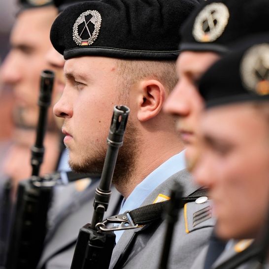 Γερμανία: Άδεια από τον στρατό για μεγάλα ταξίδια στο εξωτερικό θα χρειάζονται οι άνδρες έως 45 ετών