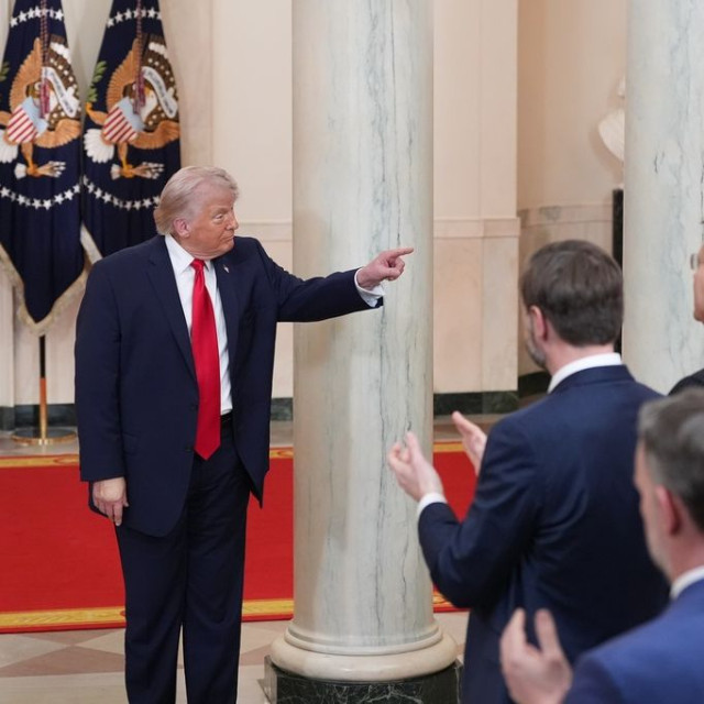 Τραμπ: Οι ΗΠΑ θα χτυπήσουν το Ιράν έως το βράδυ της Τρίτης, αν δεν ανοίξει τα Στενά του Ορμούζ