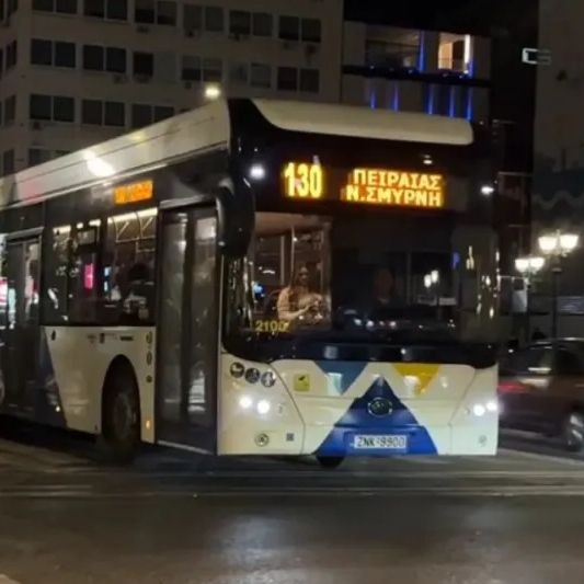 Πειραιάς: Σε κρίσιμη κατάσταση 17χρονος που παρασύρθηκε από λεωφορείο - «Δεν είδε από πού ερχόταν»