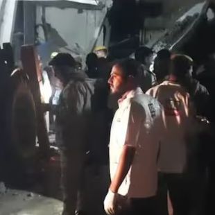 Ινδία: Τουλάχιστον τέσσερις νεκροί σε πτώση λεωφορείου σε γκρεμό