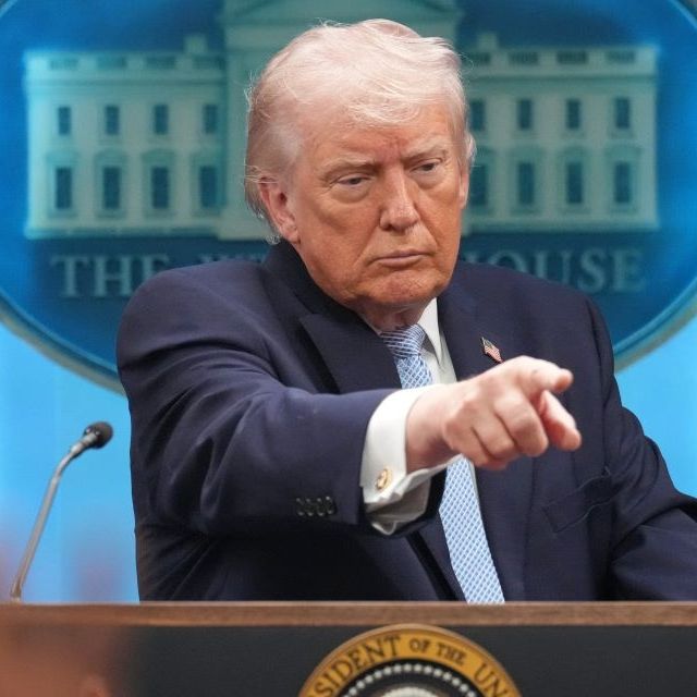 Τραμπ: Επιμένει στο τελεσίγραφο στο Ιράν - «Έχουν έως αύριο και μετά Λίθινη Εποχή»