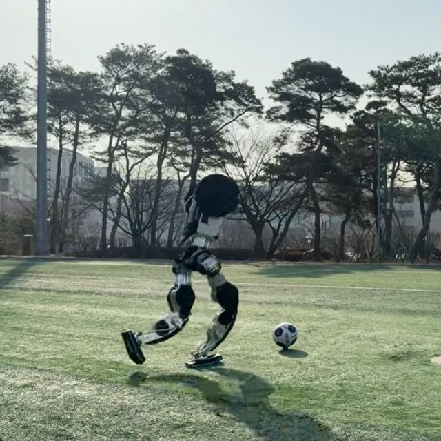 Aνθρωποειδές ρομπότ επιδεικνύει ταχύτητα και πραγματική δεξιότητα