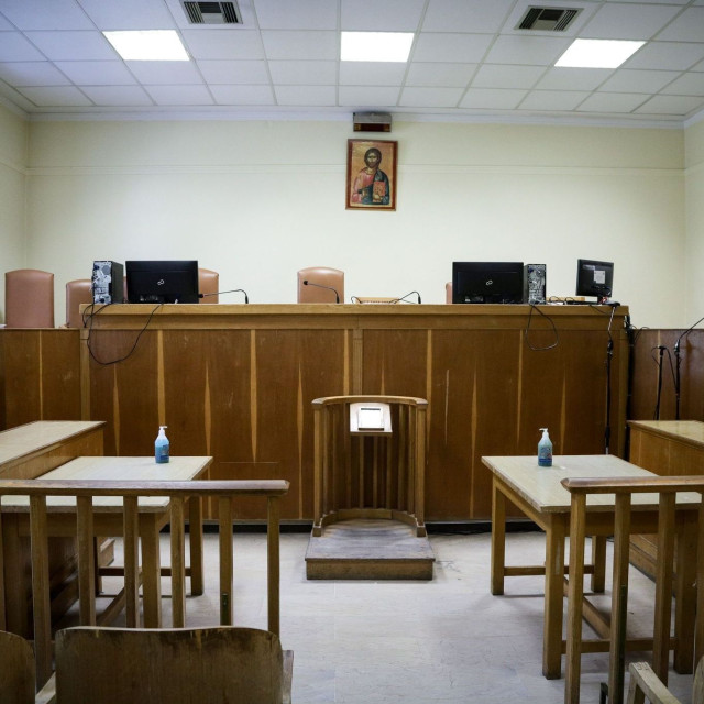 Θεσσαλονίκη: Χειροπέδες σε εφοριακούς για φακελάκι -Ενημέρωναν καταστήματα για επικείμενους ελέγχους