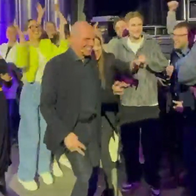 Γιάνης Βαρουφάκης: Χόρεψε στη Μόσχα το techno κομμάτι με το όνομά του – Δείτε το viral video