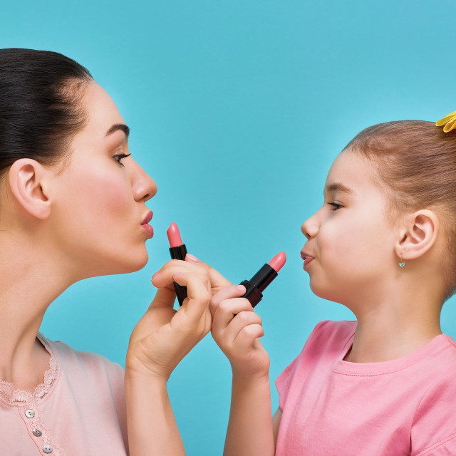 Παιδιά και μακιγιάζ: Τι πρέπει να γνωρίζουν οι γονείς πριν πουν ναι