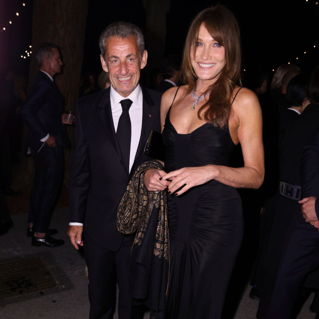 Η χαμένη λάμψη της Κάρλα Μπρούνι - Η εμφάνιση της συζύγου του Νικολά Σαρκοζί που προβλημάτισε