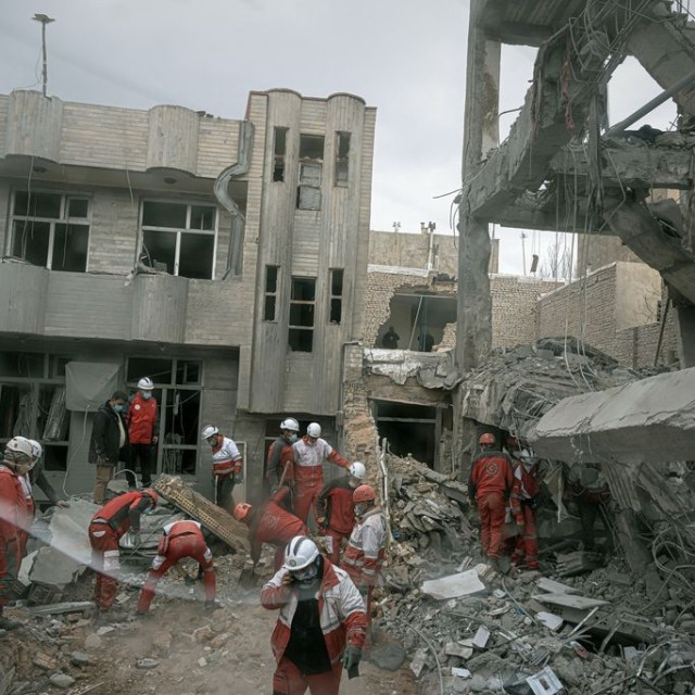 Οι Ιρανοί αγοράζουν γεννήτριες, κιτ επιβίωσης και σφραγίζουν παράθυρα: «Έχουμε τιμωρηθεί αρκετά»