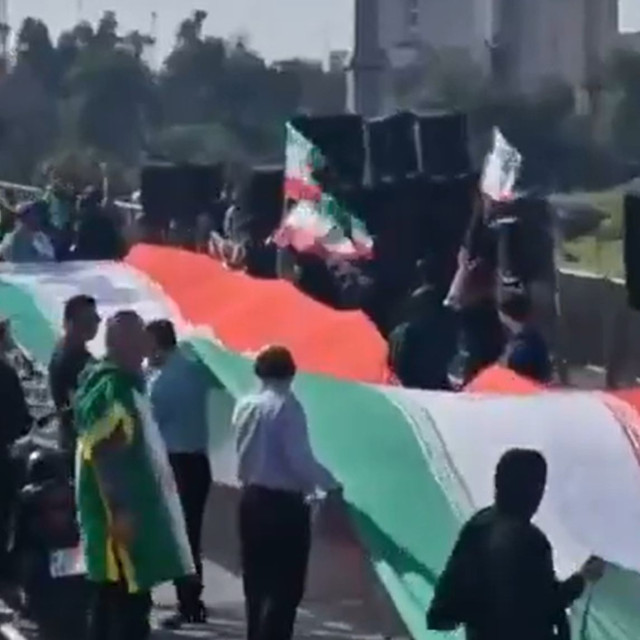 Ιράν: Το καθεστώς σχηματίζει «ανθρώπινες αλυσίδες» σε γέφυρες - βίντεο