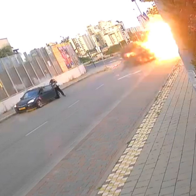 Συγκλονιστικό βίντεο: Πύραυλος έπεσε δίπλα σε γυναίκα στο Ισραήλ – Σώθηκε από θαύμα