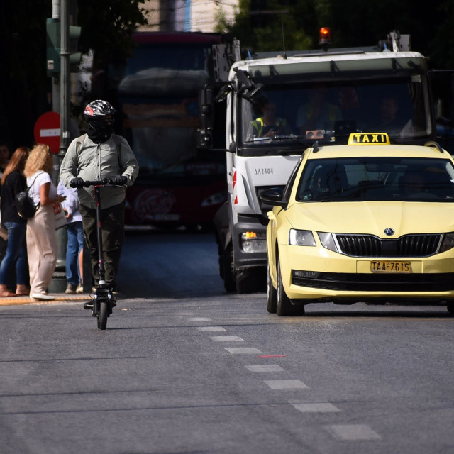 Αναστάτωση στην κάθοδο του Κηφισού: Ανήλικοι βγήκαν στην λεωφόρο με ηλεκτρικά πατίνια