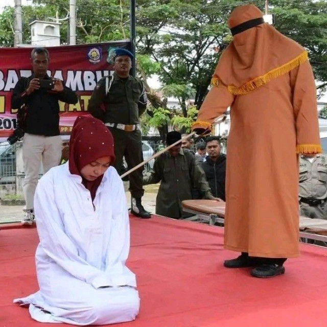 Ινδονησία: Μαστίγωμα μέχρι αναισθησίας - Από 100 μαστιγώματα σε ανύπαντρο ζευγάρι