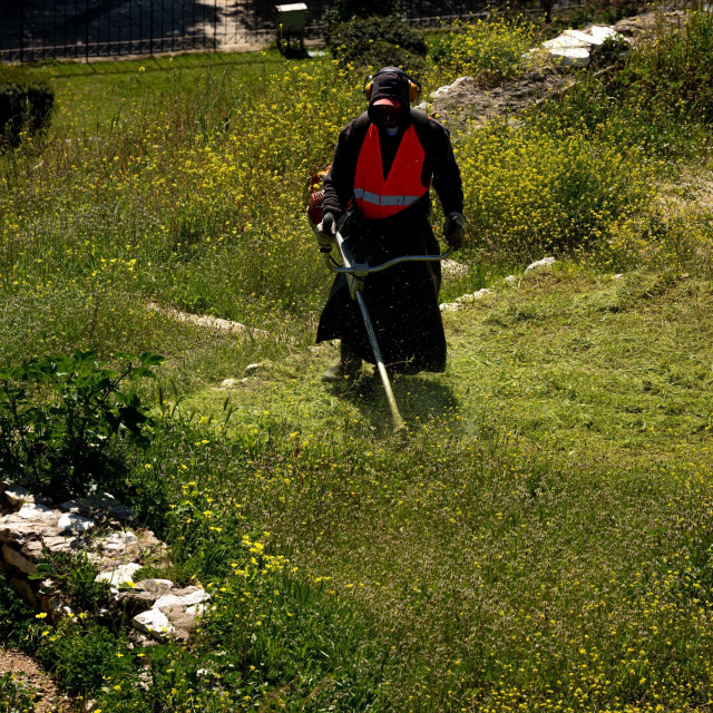 Ακαθάριστα οικόπεδα: Ποιοι αναλαμβάνουν τις εργασίες - Οι προθεσμίες και τα πρόστιμα