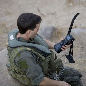 Βloomberg: H συσκευή που χρησιμοποίησε ο Αμερικανός πιλότος στο Ιράν για να στείλει σήμα