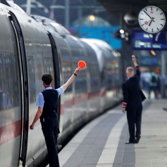 Γερμανία: Γυναίκα δάγκωσε εργαζόμενο σε σιδηροδρομικό σταθμό - Προσπαθούσε να επιβιβαστεί σε τρένο