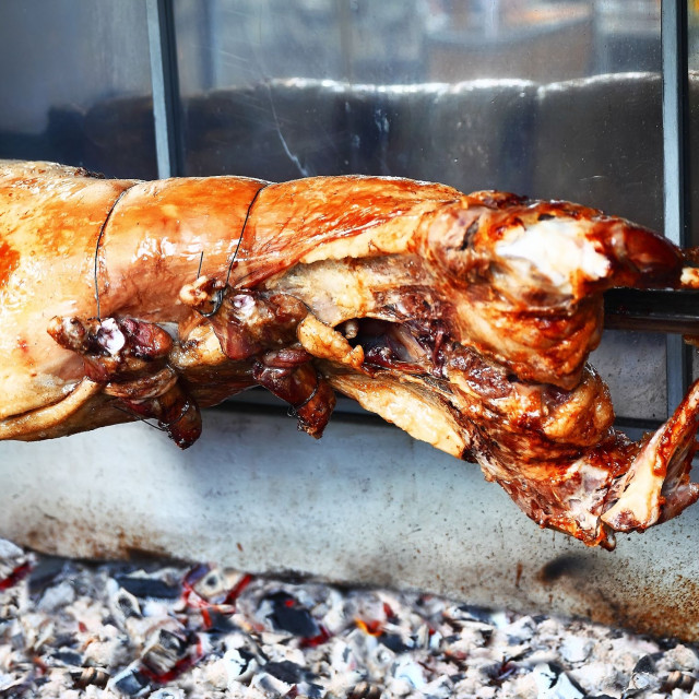 Αρνί στη σούβλα: Ποιο κομμάτι είναι “βόμβα” χοληστερόλης