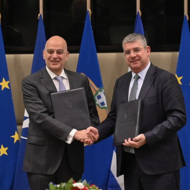 Ο Δένδιας υπέγραψε συμφωνία με την ΕΤΕπ για την ενεργειακή αναβάθμιση των στρατοπέδων