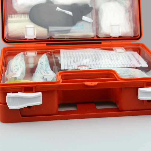 Κουτί πρώτων βοηθειών στο αυτοκίνητο: Δείτε στον αναλυτικό πίνακα τι πρέπει να περιλαμβάνει