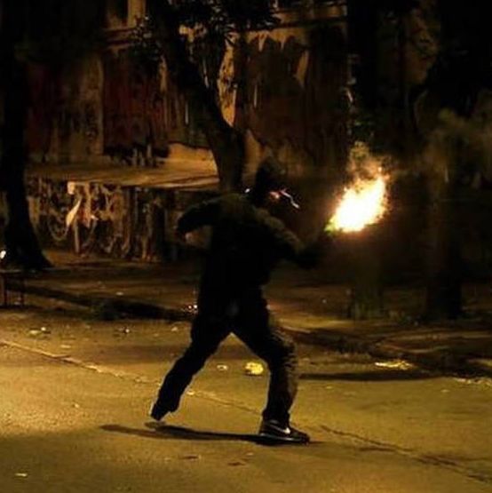 Ηράκλειο: Ανήλικοι πετούν μολότοφ έξω από εκκλησία - Ανησυχία εκφράζουν οι κάτοικοι