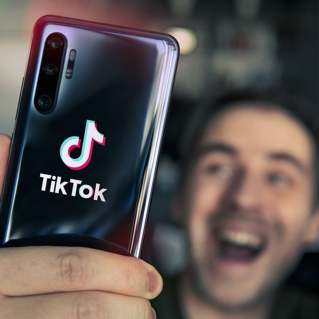 Ο εθισμός στο TikTok ίσως οφείλεται σε άγχος προσκόλλησης, όχι στη δύναμη της θέλησης