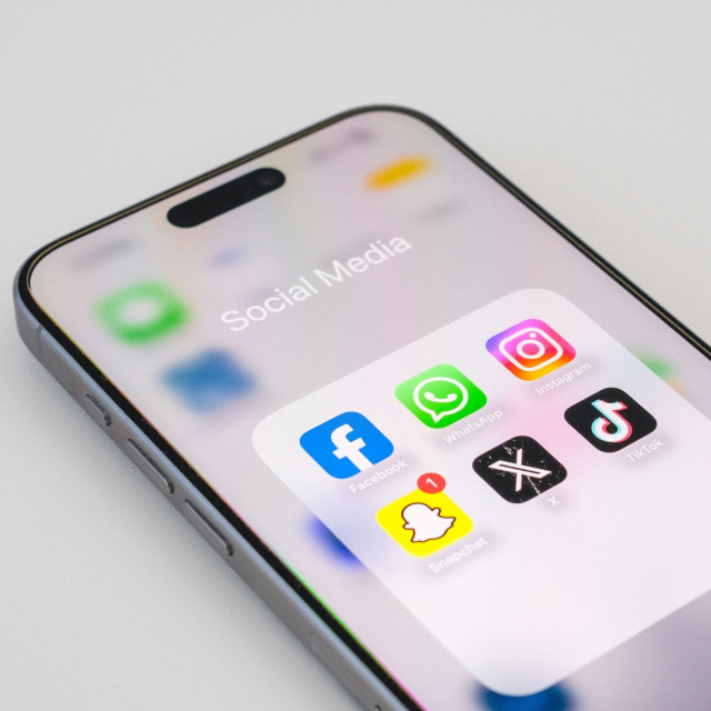 Mεγάλο θέμα στα διεθνή μέσα η απαγόρευση των social media στα Ελληνόπουλα κάτω των 15 ετών