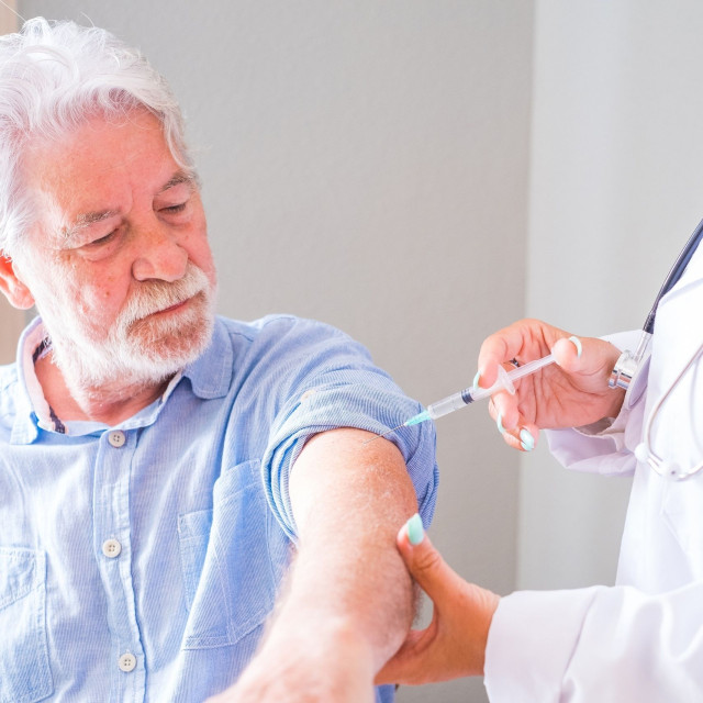 Μπορεί ένα ισχυρότερο εμβόλιο γρίπης να γίνει ασπίδα και για τη νόσο Αλτσχάιμερ;