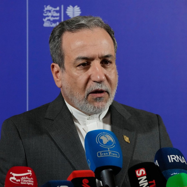 ΥΠΕΞ Ιράν: «Σταματήστε τις επιχειρήσεις και σταματάμε τις επιθέσεις» – Ανοίγουν τα Στενά του Ορμούζ