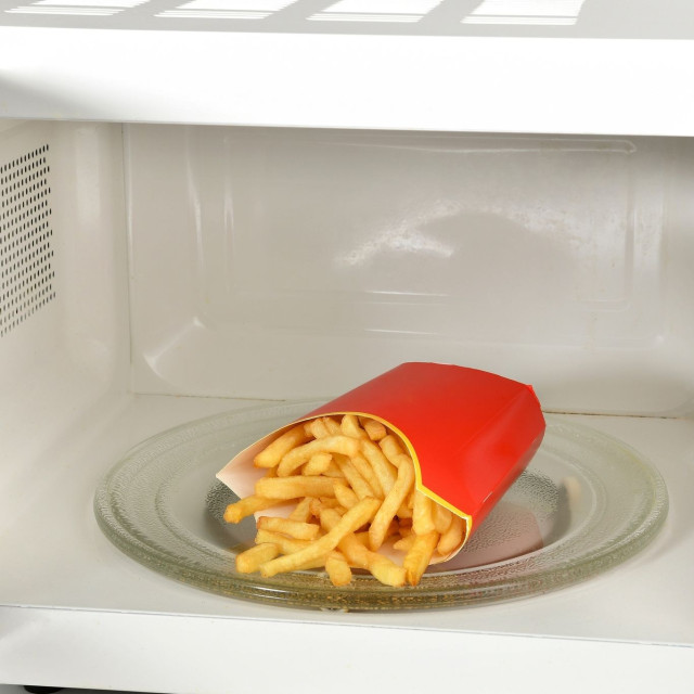 Υγιεινές τηγανητές πατάτες χωρίς air fryer: Τι έδειξαν έρευνες για μικροκύματα + τηγάνισμα