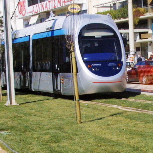 Σύγκρουση τραμ με φορτηγό στο Καλαμάκι