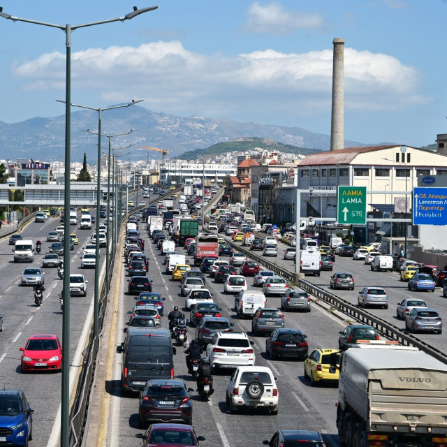 Κορυφώνεται η έξοδος του Πάσχα: Καθυστερήσεις 45' στην Αττική Οδό - Γεμάτα αναχωρούν τα πλοία