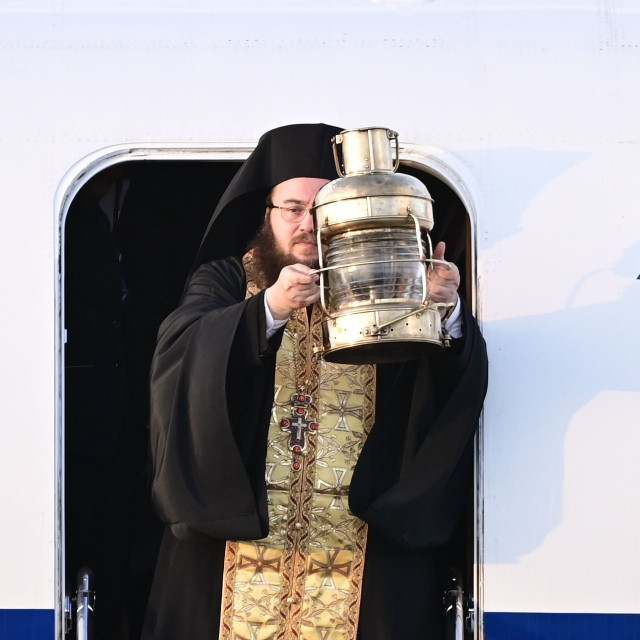 Άγιο Φως: Πώς θα γίνει η αφή και η μεταφορά στην Ελλάδα - Με βραχιολάκι 2.750 άτομα στην τελετή