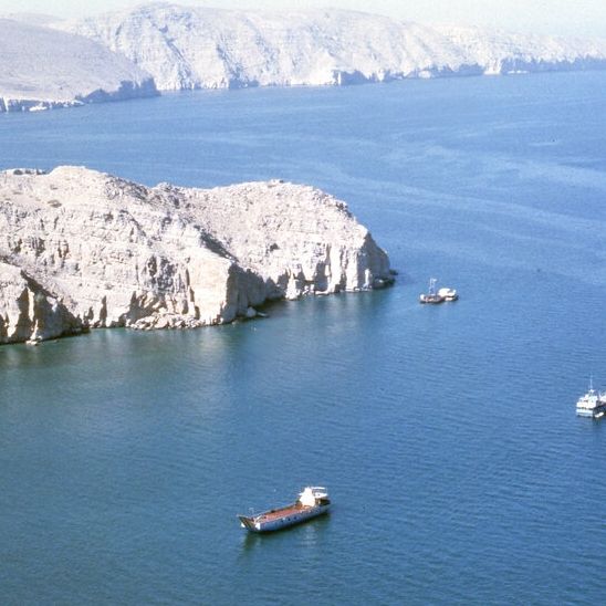 Διόδια από το Ιράν στα Στενά του Ορμούζ: Παραβίαση του Δικαίου της θάλασσας ή νόμιμο δικαίωμα; 