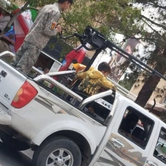 Ιράν: Φωτογραφία με παιδιά σε στρατιωτικό όχημα – Το ένα φοράει στολή των Φρουρών της Επανάστασης