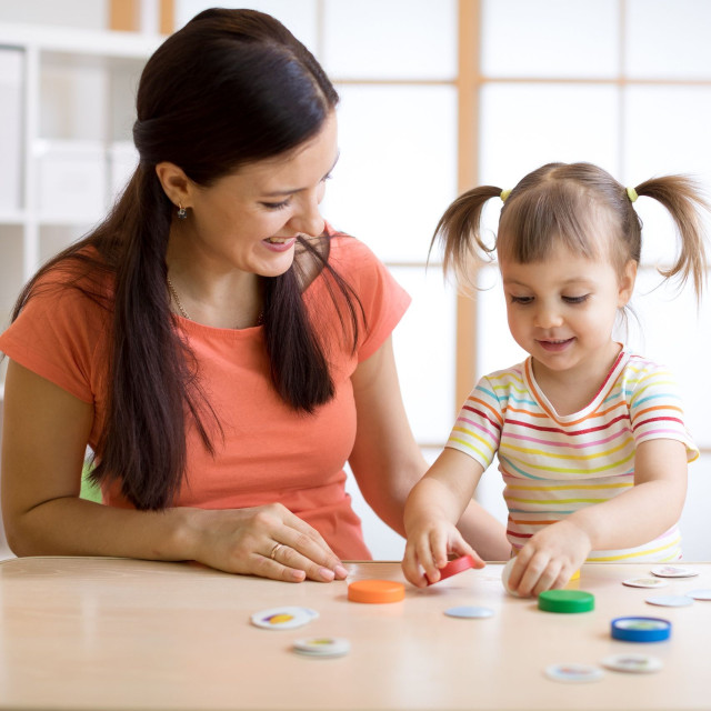 Ο Ελληνικός Ερυθρός Σταυρός εκπαιδεύει τις «νταντάδες της γειτονιάς» στις Πρώτες Βοήθειες