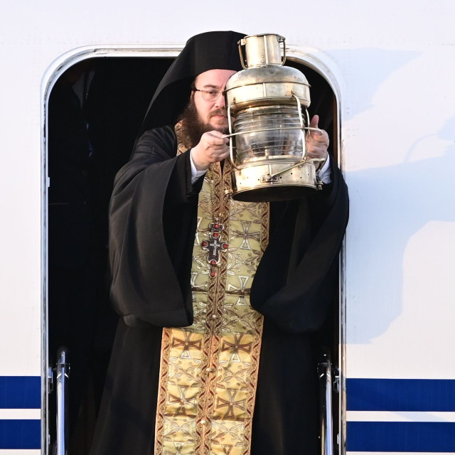 Άγιο Φως: Με ειδικές πτήσεις θα φτάσει σε όλη την Ελλάδα - Τα δρομολόγια για τους 11 προορισμούς