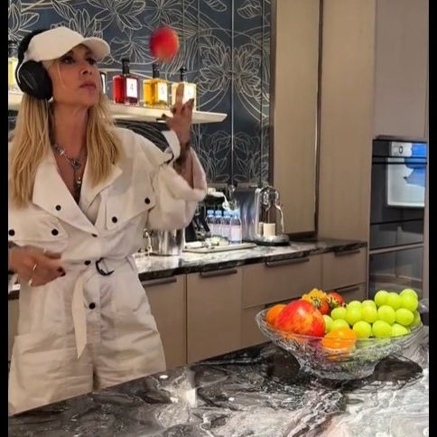 Άννα Βίσση: «Πρώτη γεύση» του νέου τραγουδιού με φόντο την κουζίνα της