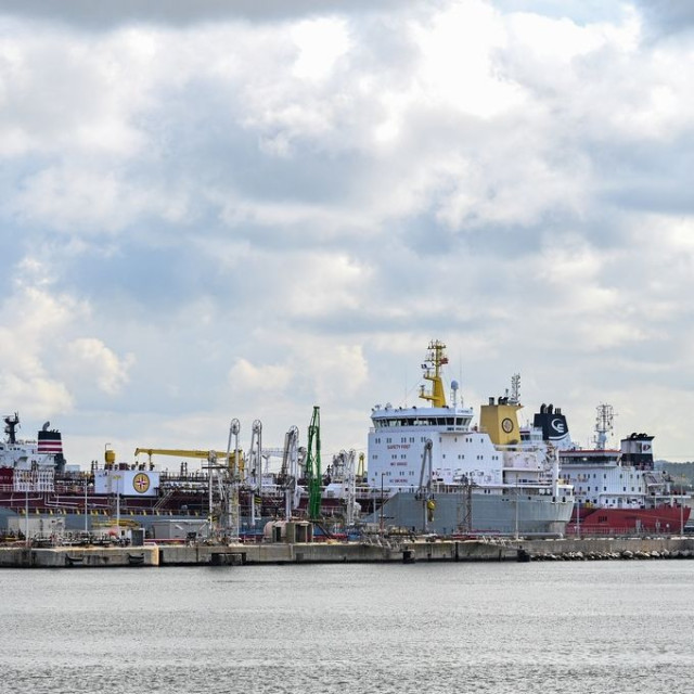 Η κυβέρνηση των ΗΠΑ αποφάσισε να επιτρέψει για έναν μήνα την πώληση ρωσικού πετρελαίου