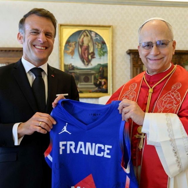 Μακρόν: Τα χαμόγελα στη συνάντηση με τον Πάπα - Του έκανε δώρο μία φανέλα του μπάσκετ